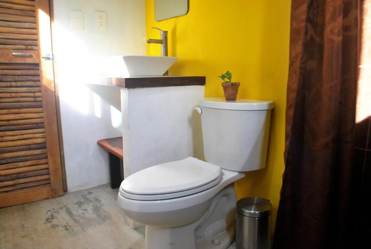 The Yellow House Vila Francisco Uh May